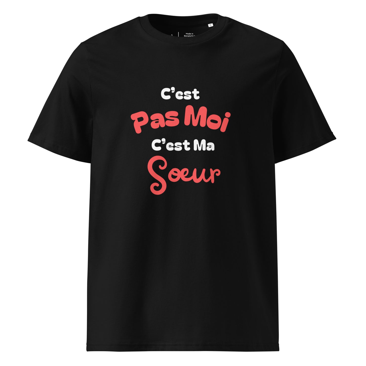t-shirt noir 100% coton bio manche courte col rond avec inscription "C'est pas moi c'est ma sœur" porté par un mannequin 