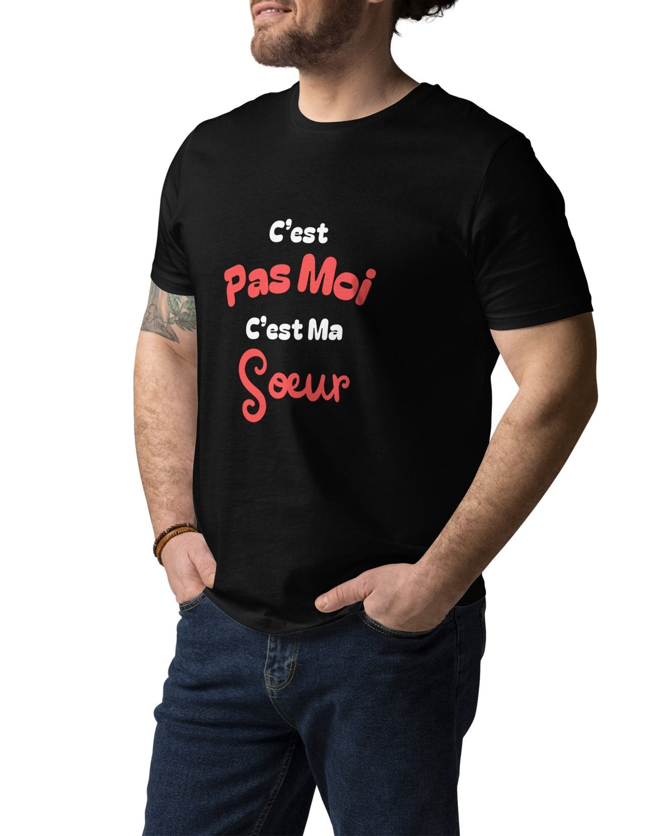 t-shirt noir 100% coton bio manche courte col rond avec inscription "C'est pas moi c'est ma sœur" porté par un mannequin 