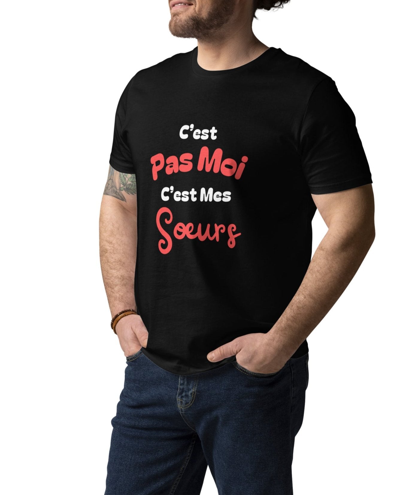 T-shirt noir col rond manche courte 100% coton bio avec inscription "C'est pas moi, c'est Mes Sœurs" porté par un mannequin