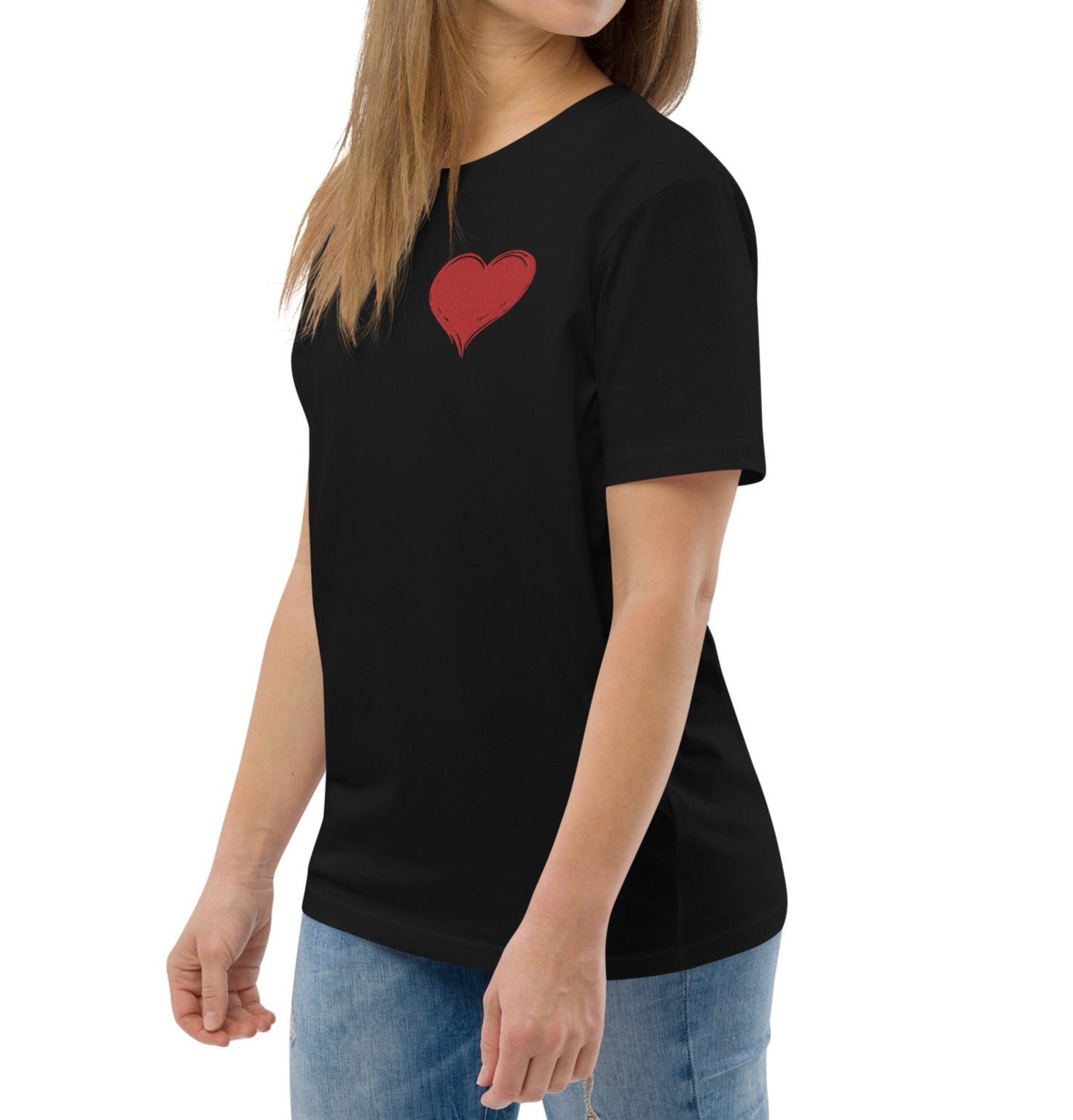 t-shirt noir col rond manche courte 100% coton bio avec un cœur rouge brodé