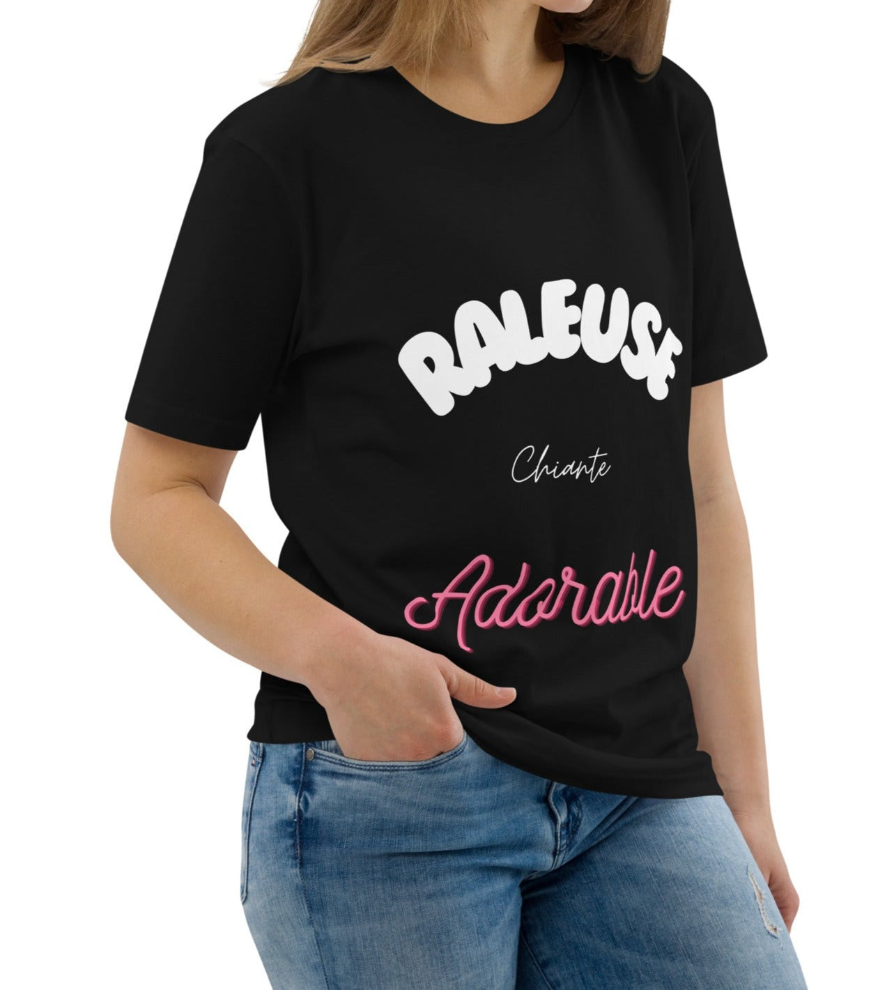 T-shirt de couleur noir encolure ronde manche courte inscription "raleuse, chiante, adorable" porté par un mannequin femme