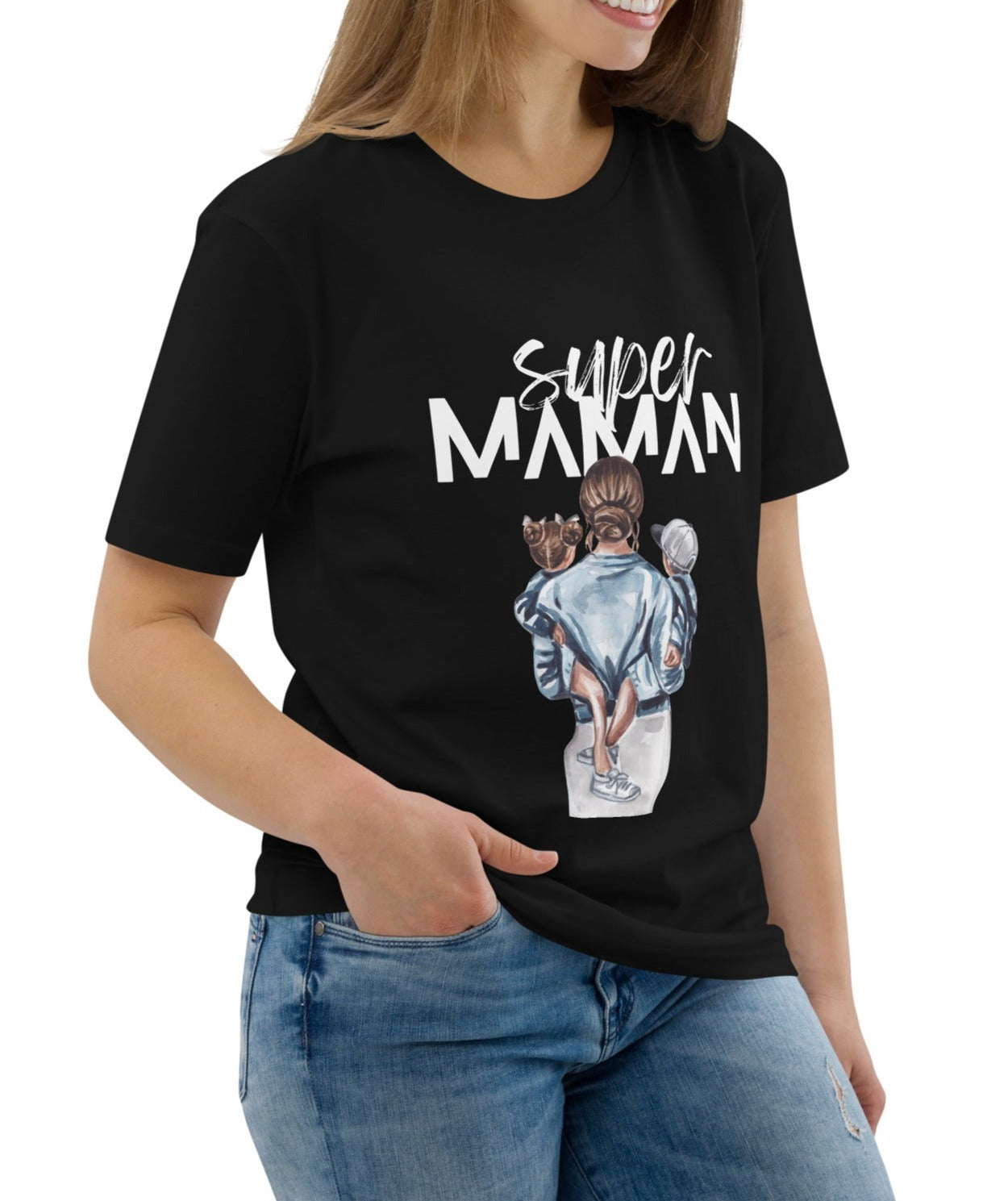 t-shirt noir encolure ronde manche courte 100% coton bio avec inscription "super Maman" et dessin d'une maman de dos portant ses deux enfants dans les bras porté par une mannequin taille s 