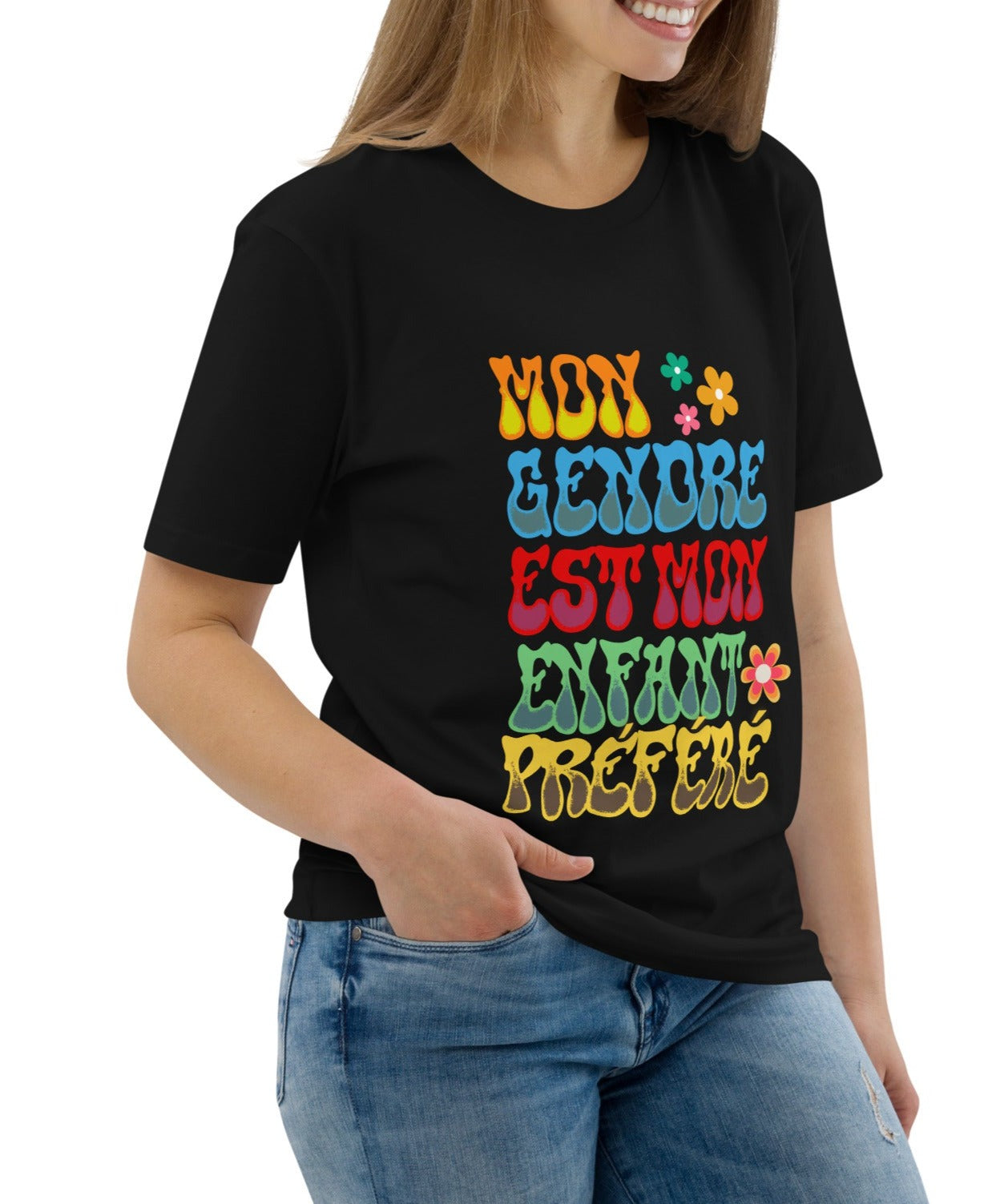 t-shirt de couleur noir  100% coton bio encolure ronde manche courte avec inscription colorée "mon gendre est mon enfant préféré" porté par une mannequin