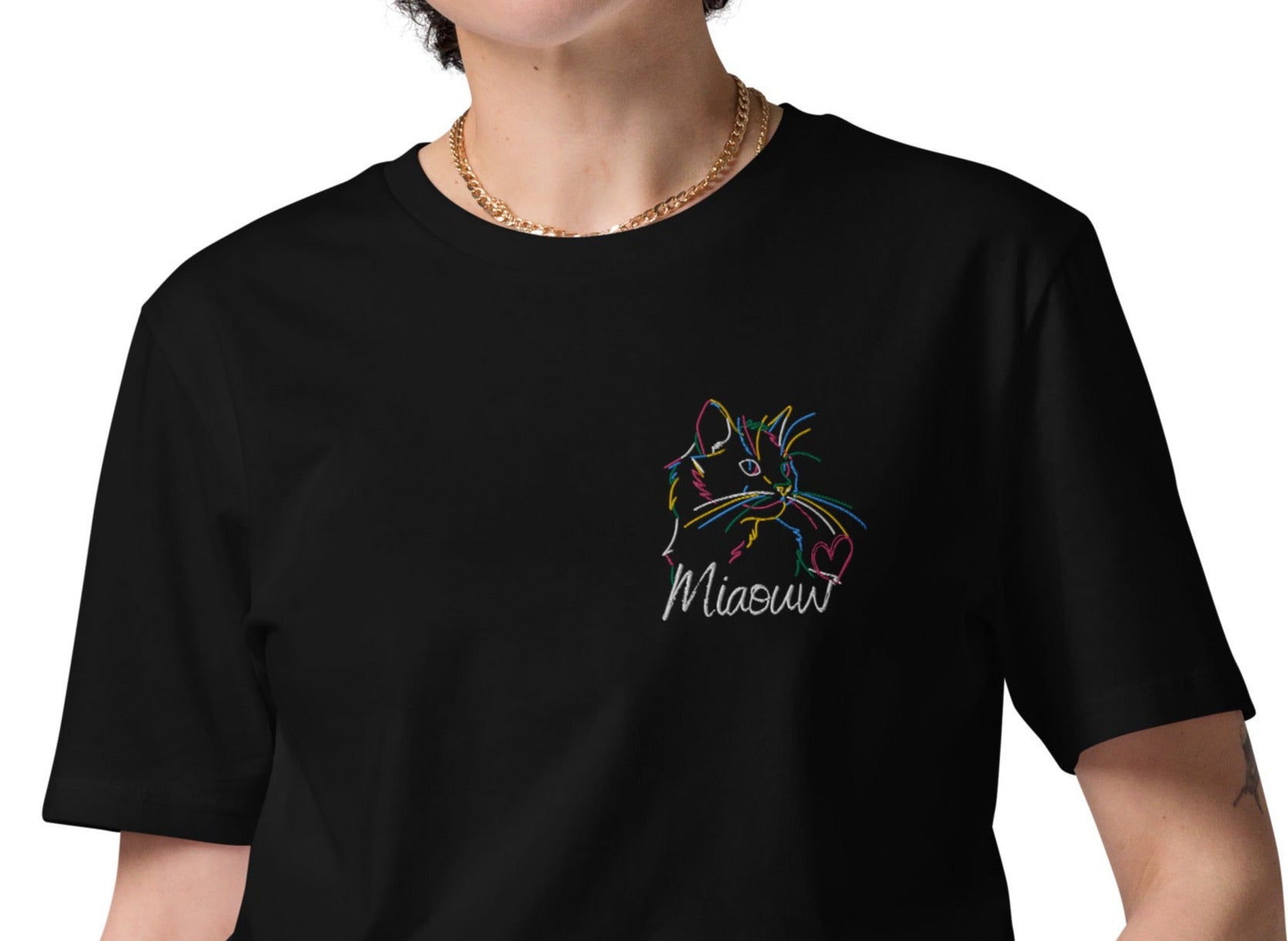 t-shirt noir col rond manche courte avec broderie colorée de chat avec inscription miaouw porté par une manequin