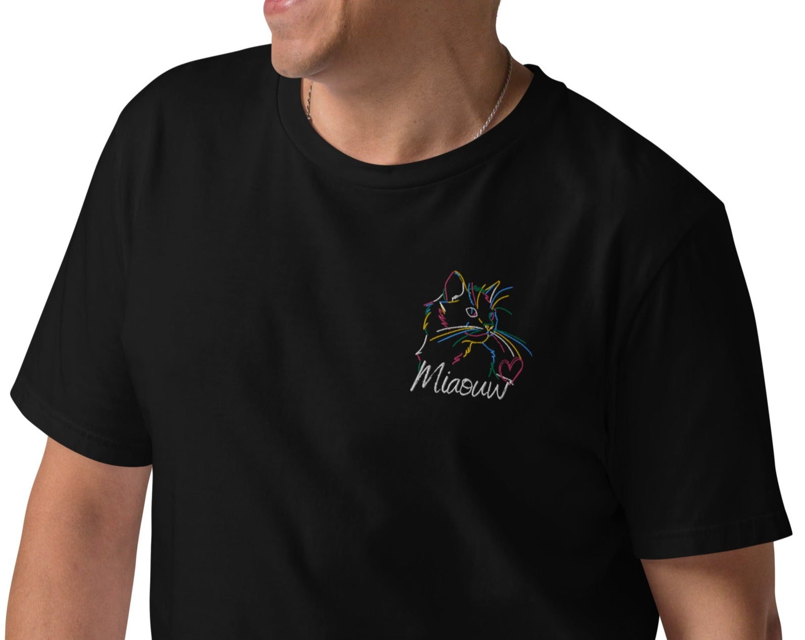 t-shirt noir col rond manche courte avec broderie colorée de chat avec inscription miaouw porté par un manequin