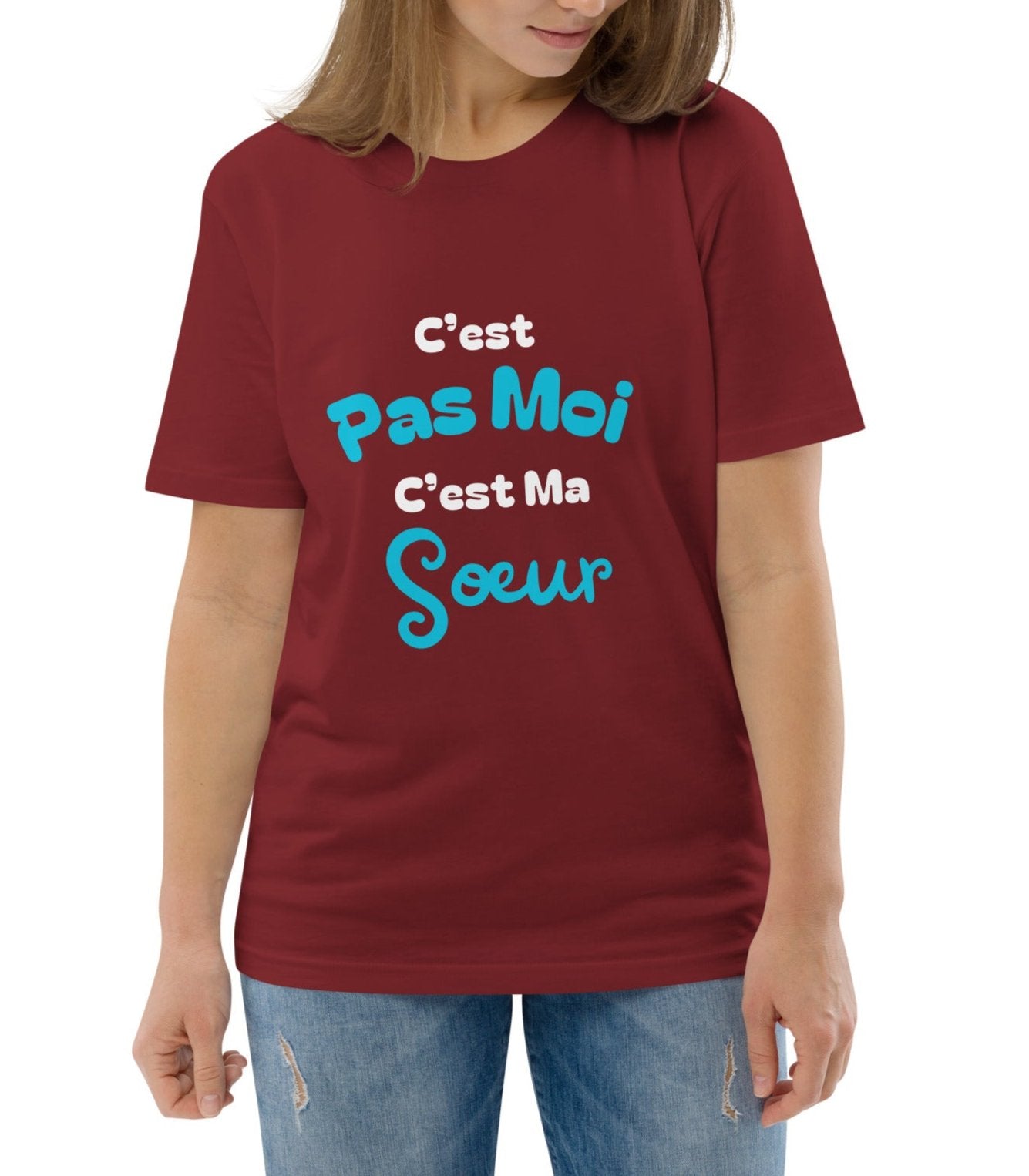 t-shirt brique 100% coton bio manche courte col rond avec inscription "C'est pas moi c'est ma sœur" porté par une mannequin 