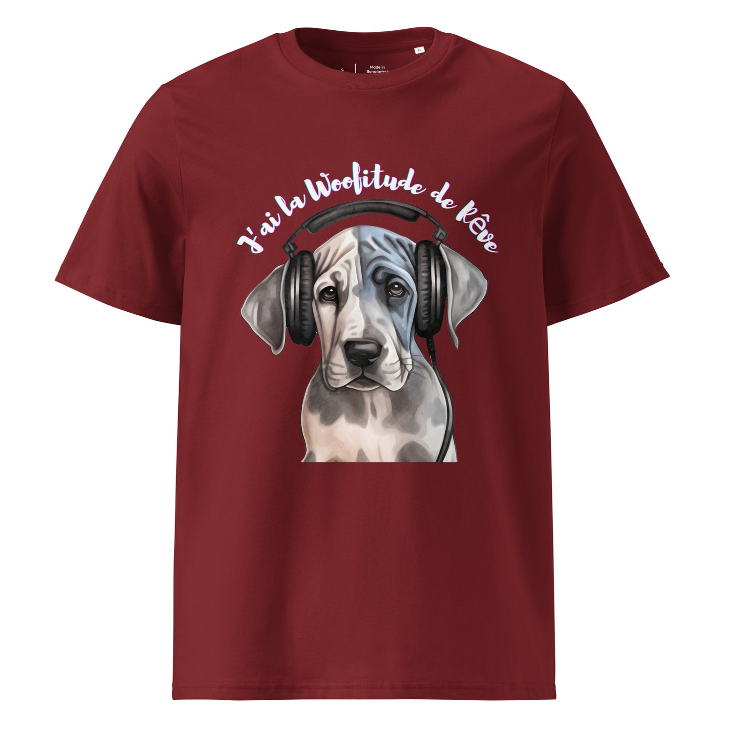 T-shirt de couleur brique 100% coton bio col rond manche courte avec un chuiot Dogue allemand avec un casque sur les oreilles avec inscription "J'ai la Woofitude de rêve"