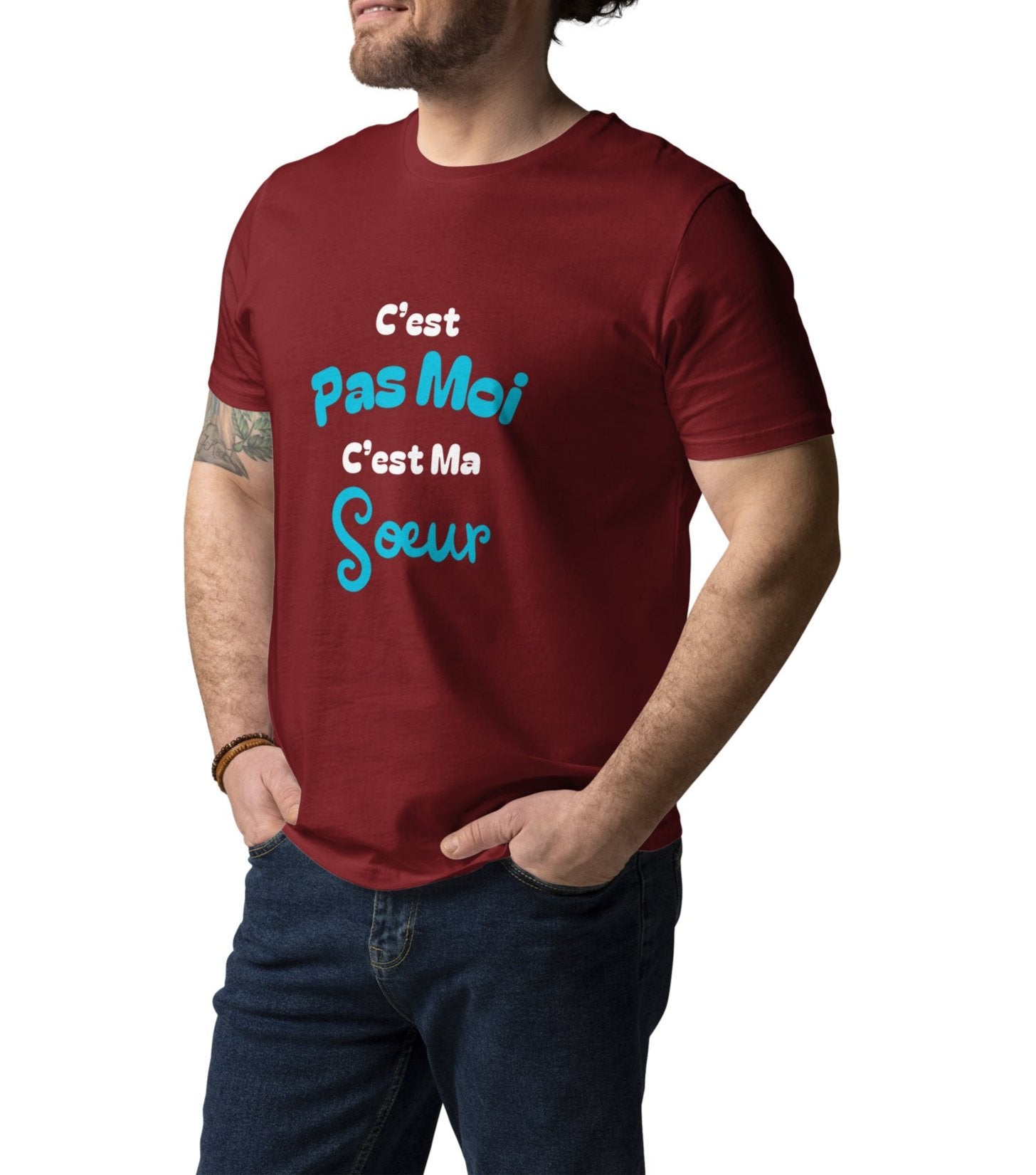 t-shirt brique 100% coton bio manche courte col rond avec inscription "C'est pas moi c'est ma sœur" porté par un mannequin 