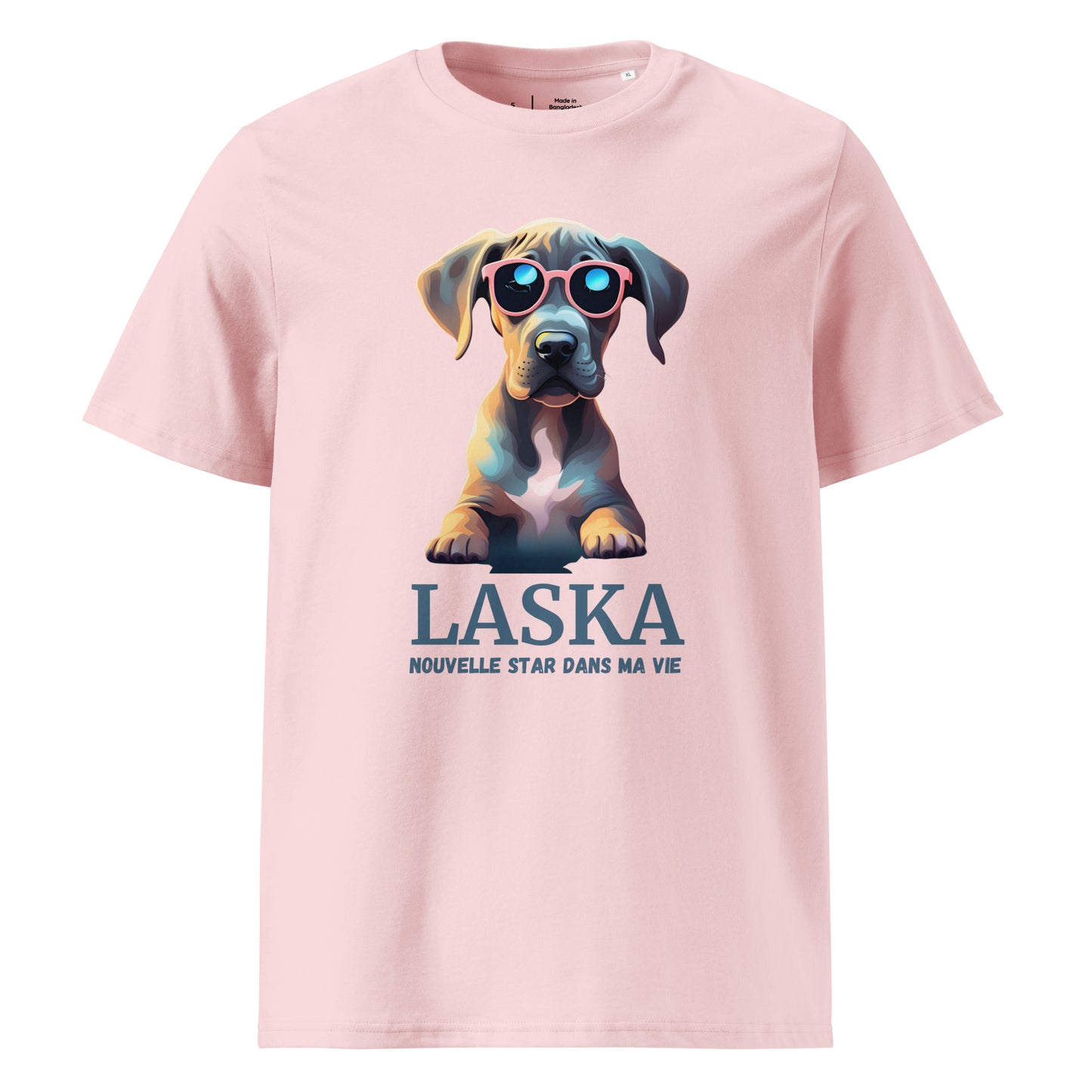 T-shirt adulte manche courte col rond de couleur rose clair avec comme dessin un dogue allemand, il est personnalisable avec le nom de votre chien, il y a aussi écrit en dessous de l'emplacement du nom du chien nouvelle star dans ma vie