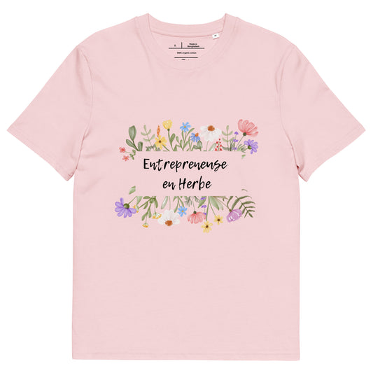 t-shirt femme rose clair col rond mache courte avec écrit "Entrepreneure en Herbe" entouré de fleurs et d'herbe 