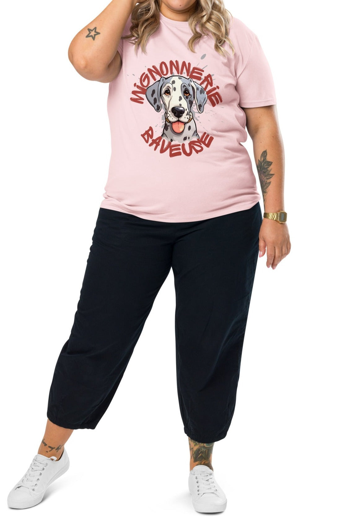 T-shirt de couleur rose encolure ronde et manche courte en 100% coton bio avec un dessin de Dogue Allemand Arlequin Avec écrit "Mignonnerie Baveuse"