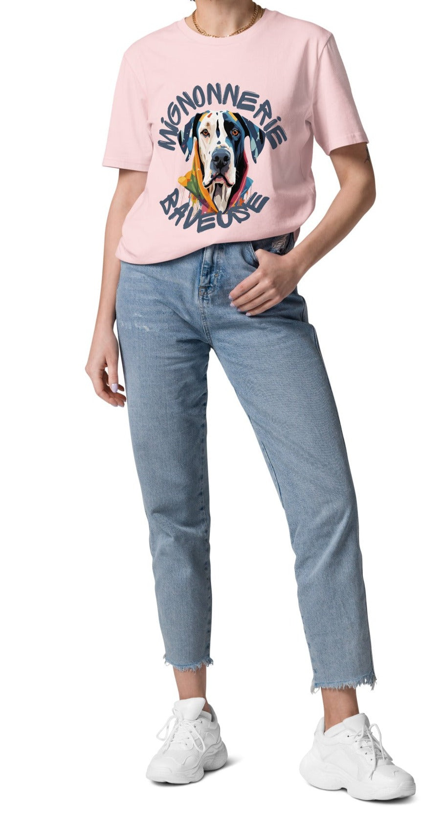 T-shirt couleur rose col rond manche courte 100% coton avec écriture "Mignonnerie Baveuse" autour d'un dessin de dogue allemand arlequin ou boston