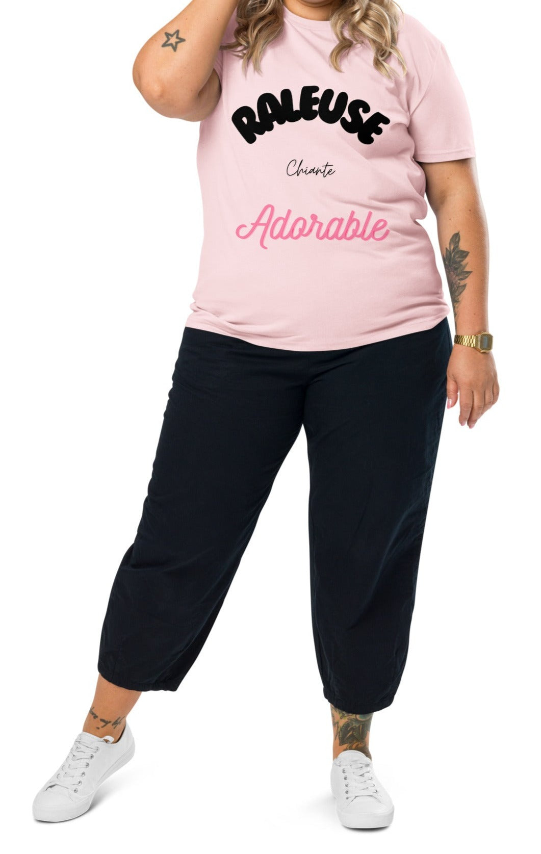 T-shirt de couleur rose clair encolure ronde manche courte inscription "raleuse, chiante, adorable" porté par une mannequin ronde