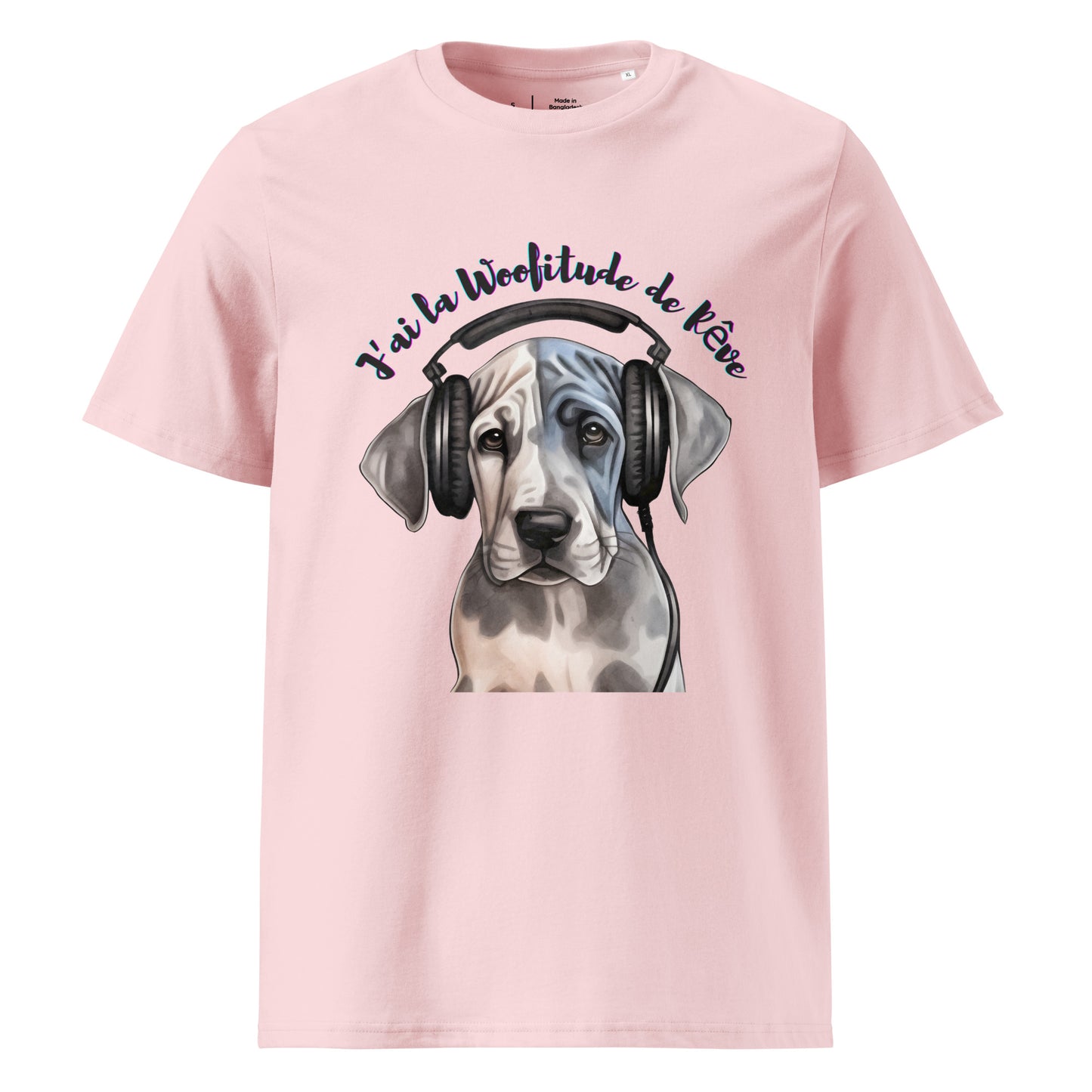 T-shirt de couleur rose clair 100% coton bio col rond manche courte avec un chuiot Dogue allemand avec un casque sur les oreilles avec inscription "J'ai la Woofitude de rêve"