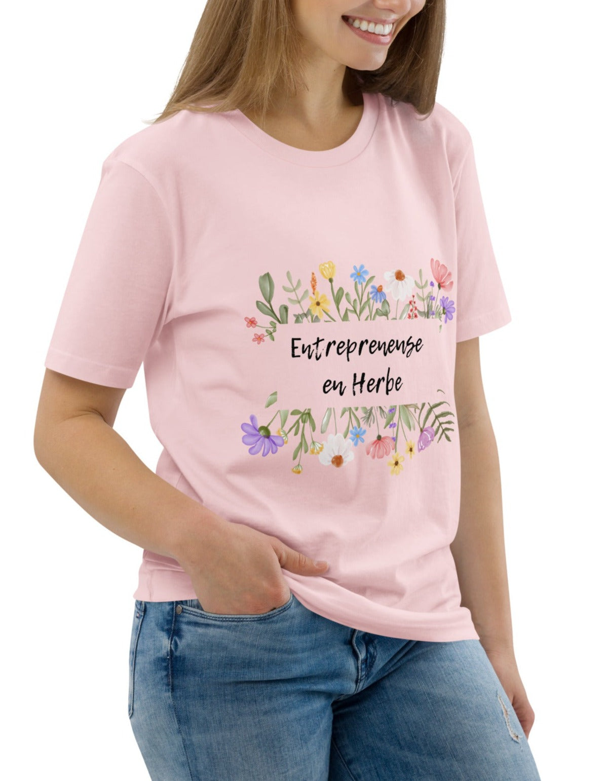 t-shirt femme rose clair col rond mache courte avec écrit "Entrepreneure en Herbe" entouré de fleurs et d'herbe