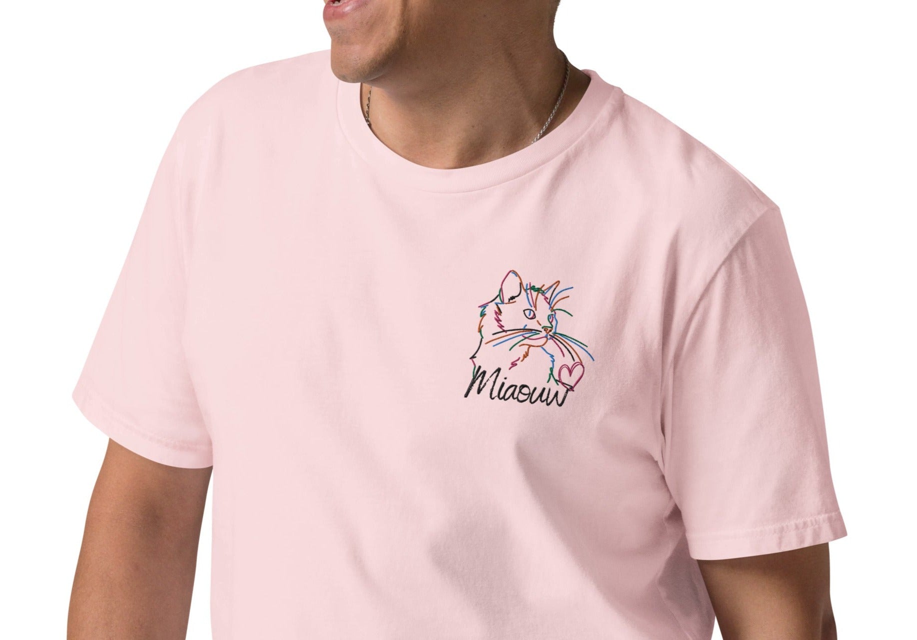 t-shirt rose clair col rond manche courte avec broderie colorée de chat avec inscription miaouw porté par un manequin