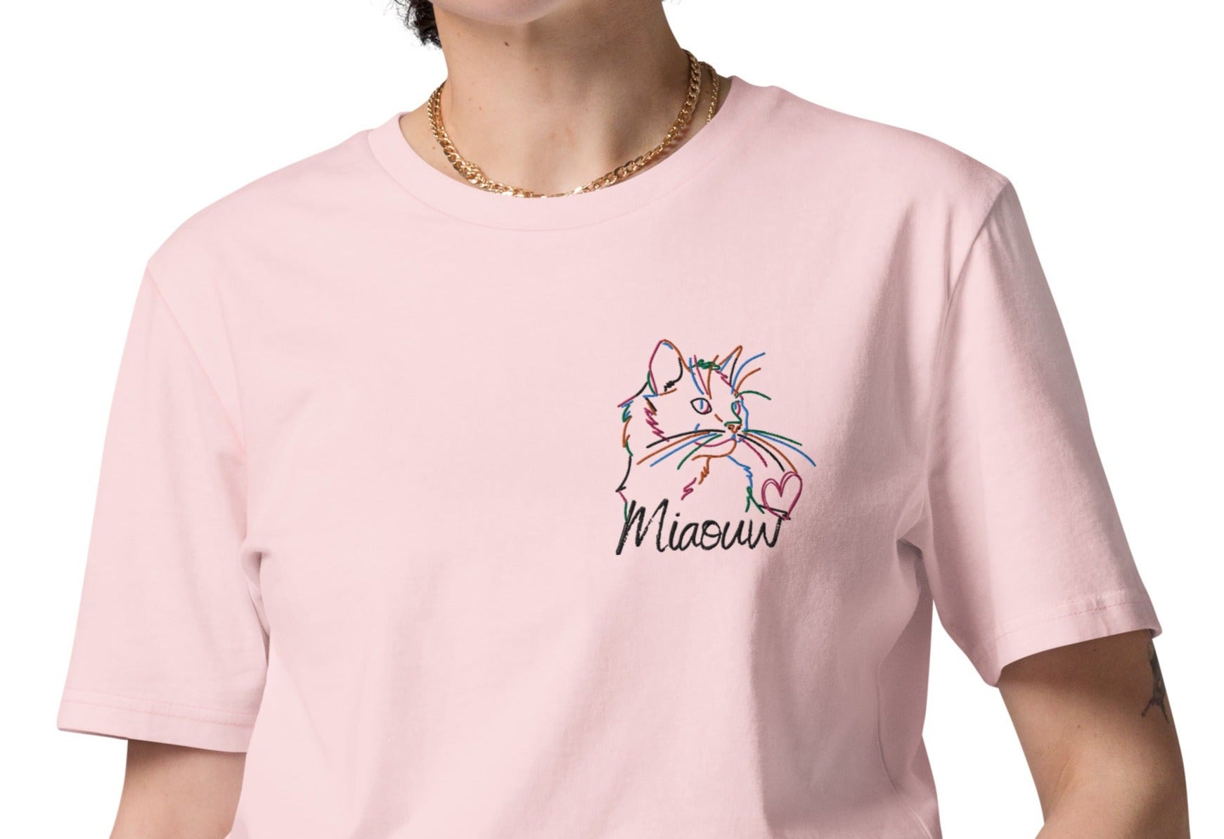 t-shirt rose clair col rond manche courte avec broderie colorée de chat avec inscription miaouw porté par une manequin