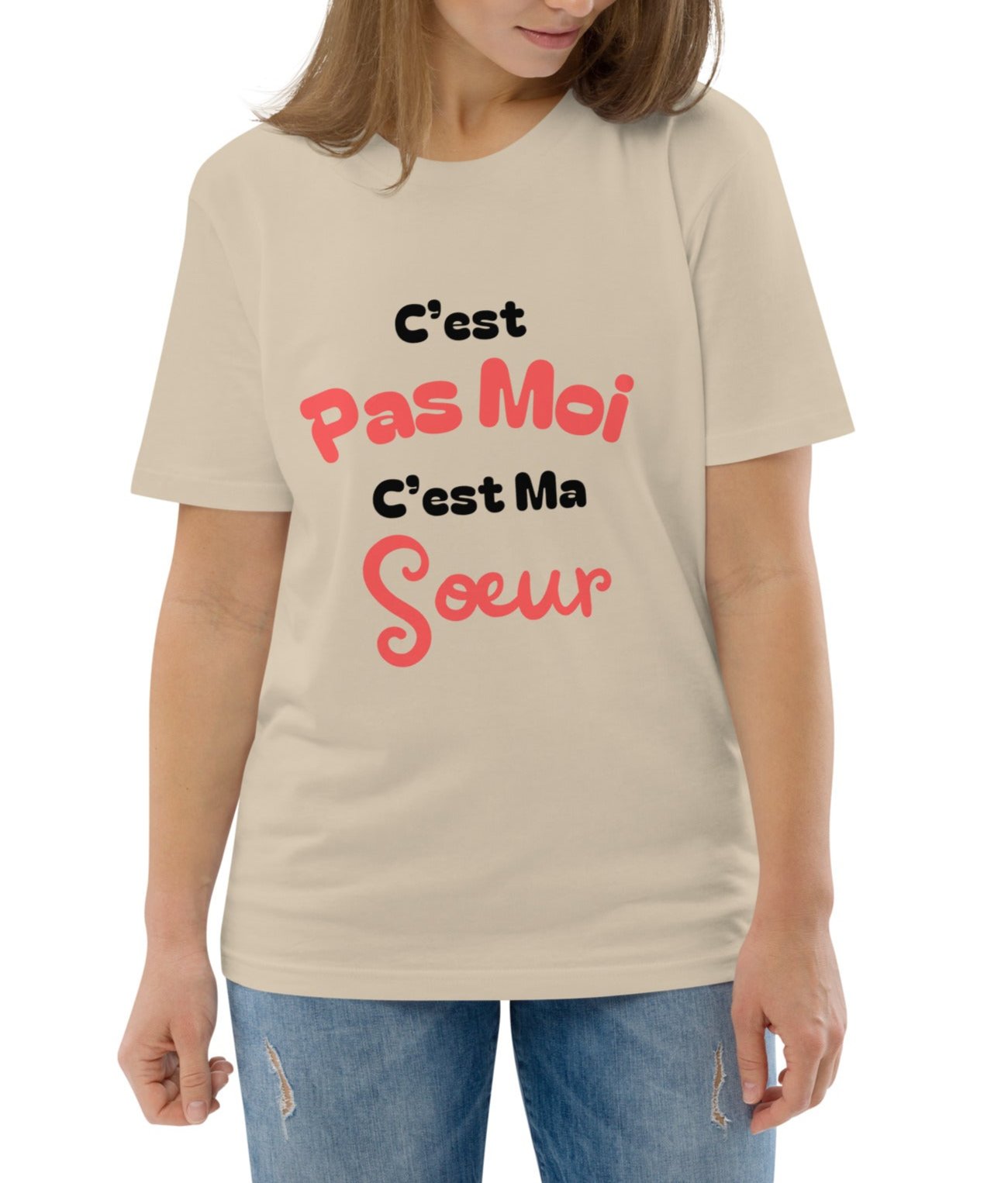 t-shirt beige 100% coton bio manche courte col rond avec inscription "C'est pas moi c'est ma sœur" porté par une mannequin 