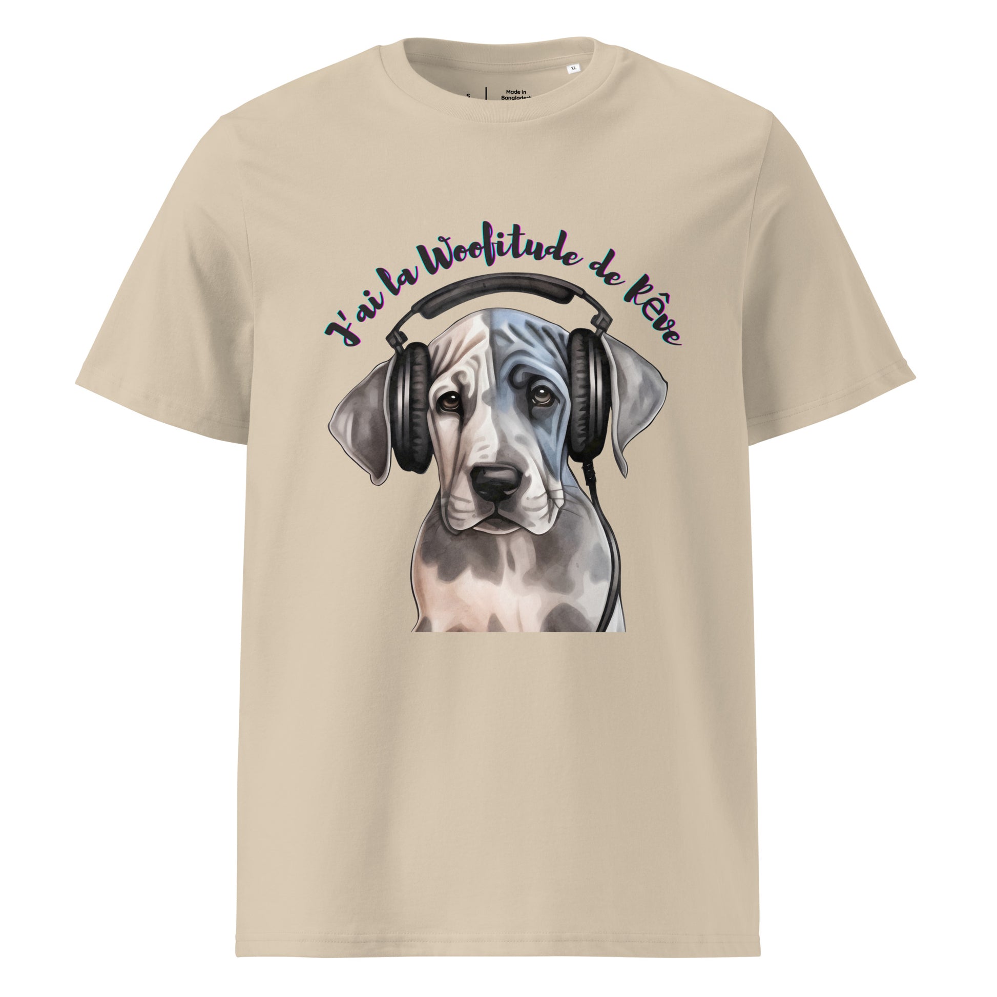T-shirt de couleur sable 100% coton bio col rond manche courte avec un chuiot Dogue allemand avec un casque sur les oreilles avec inscription "J'ai la Woofitude de rêve"