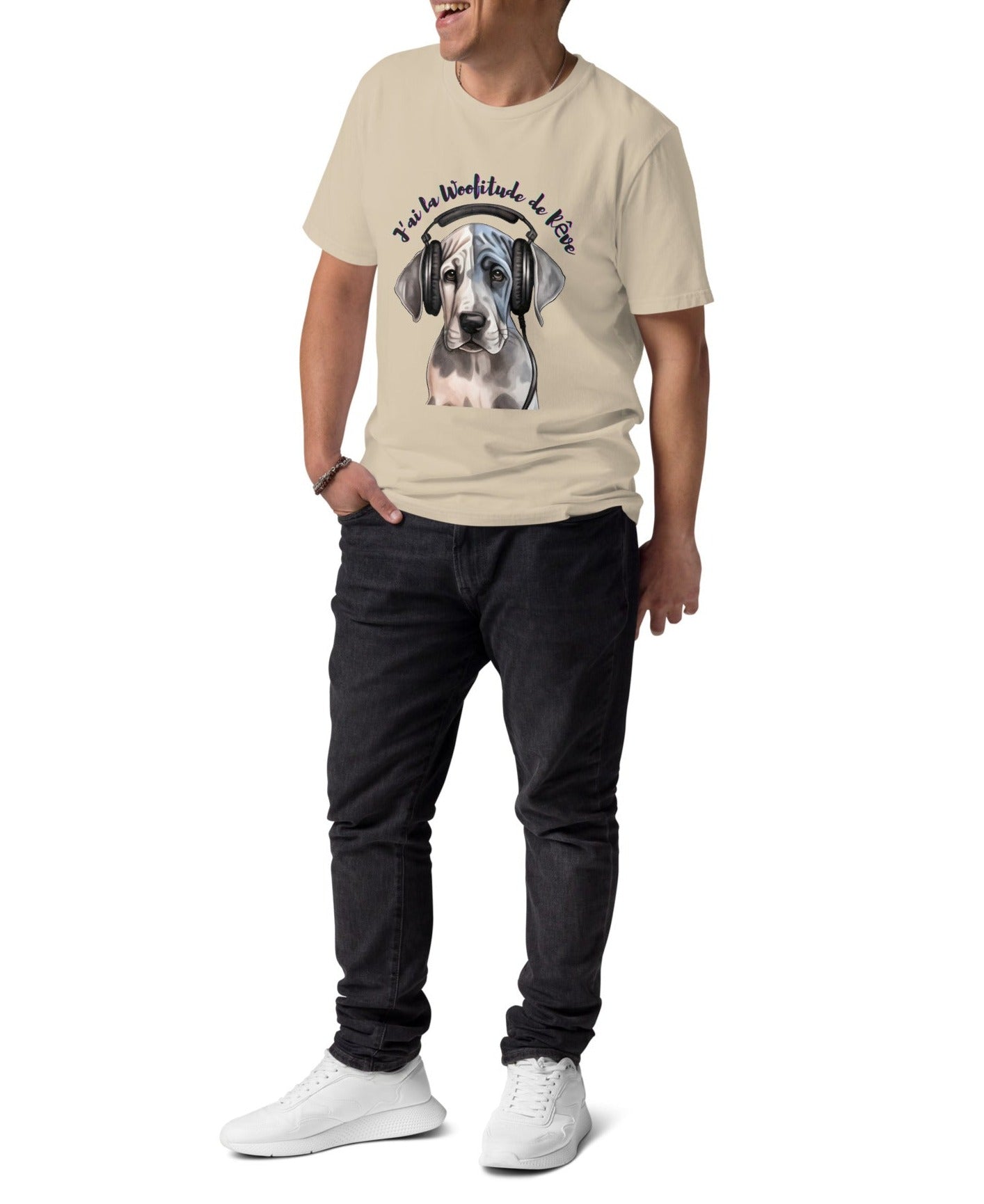 T-shirt de couleur sable 100% coton bio col rond manche courte avec un chuiot Dogue allemand avec un casque sur les oreilles avec inscription "J'ai la Woofitude de rêve" porter par un mannequin 
