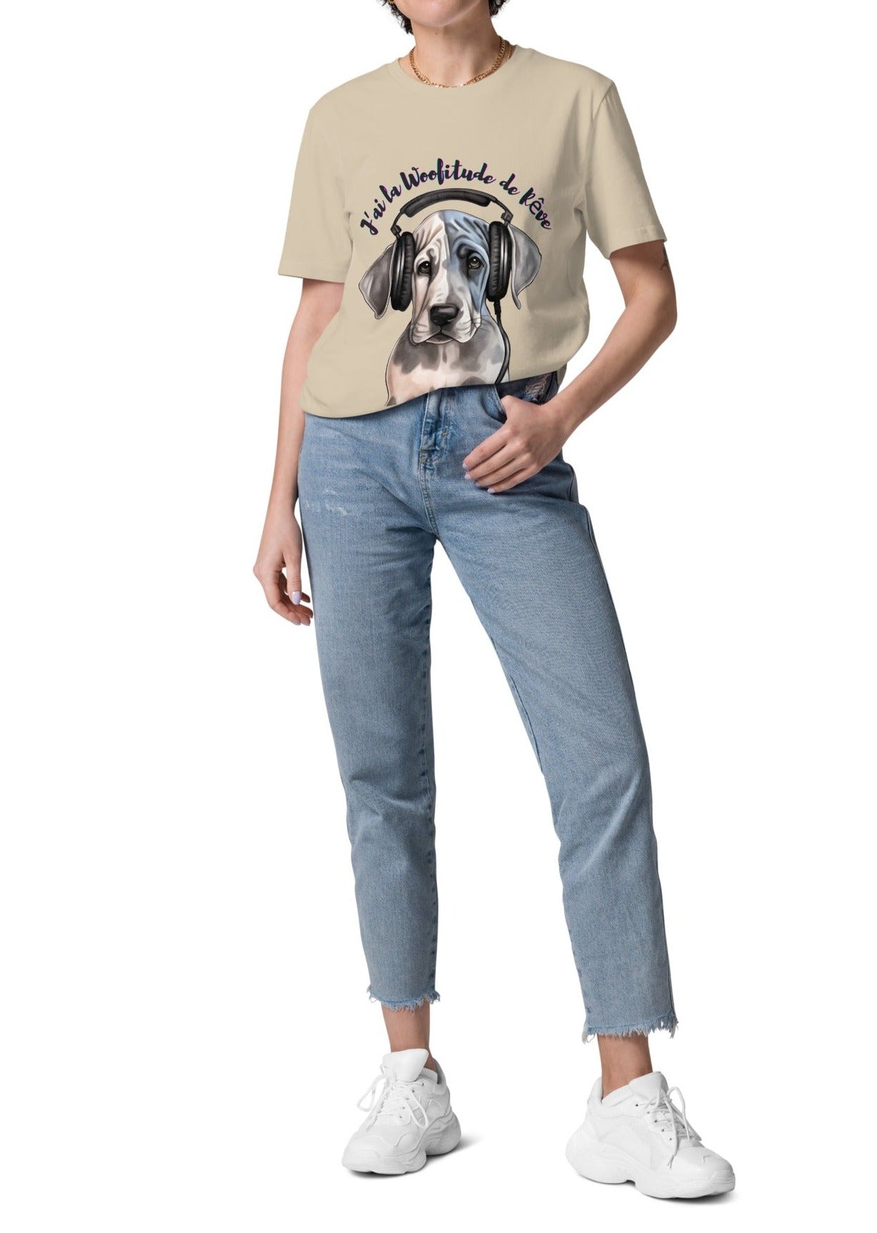 T-shirt de couleur sable 100% coton bio col rond manche courte avec un chuiot Dogue allemand avec un casque sur les oreilles avec inscription "J'ai la Woofitude de rêve" porté par une mannequin 