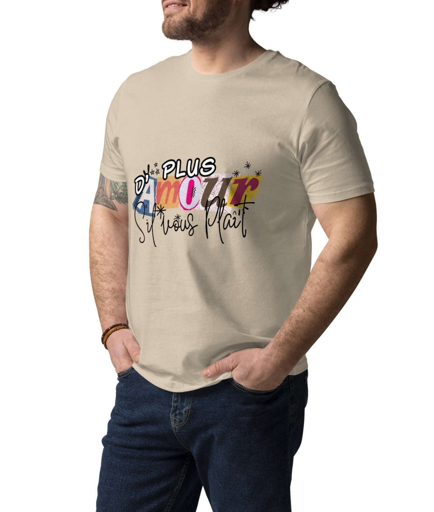 T-shirt de couleur sable encolure ronde manche courte 100& coton avec Inscription "plus d'amour s'il vous plaît" porté par un mannequin