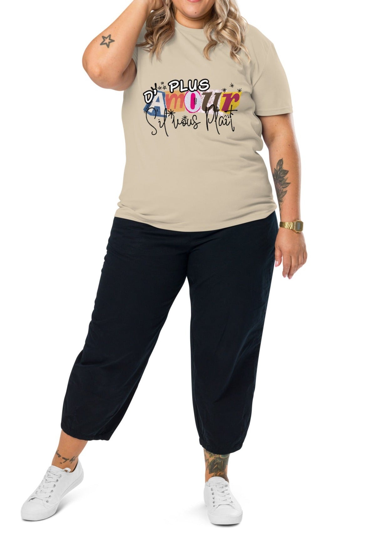 T-shirt de couleur sable encolure ronde manche courte 100& coton avec Inscription "plus d'amour s'il vous plaît" porté par une mannequin ronde