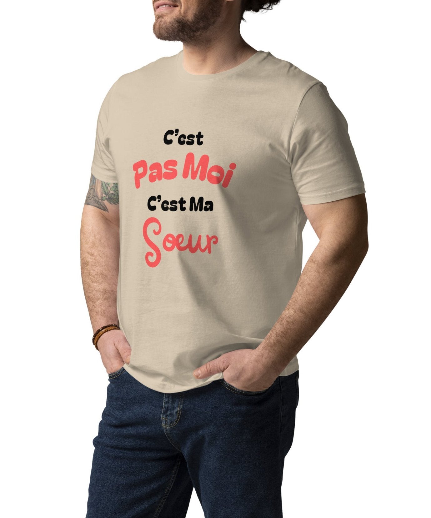 t-shirt beige 100% coton bio manche courte col rond avec inscription "C'est pas moi c'est ma sœur" porté par un mannequin 