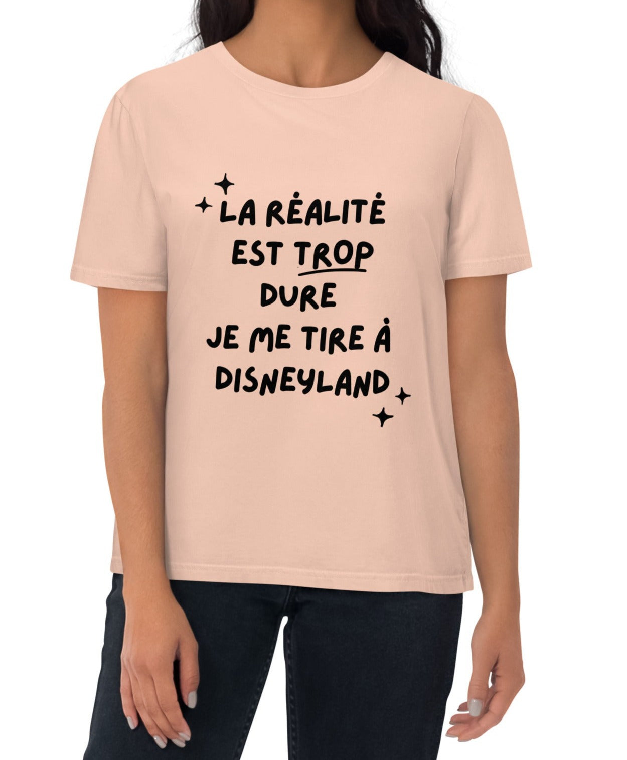 t-shirt Pêche encolure ronde manche courte en 100% coton bio avec inscription La réalité est trop dure je me tire à disneyland porté par une mannequin xs