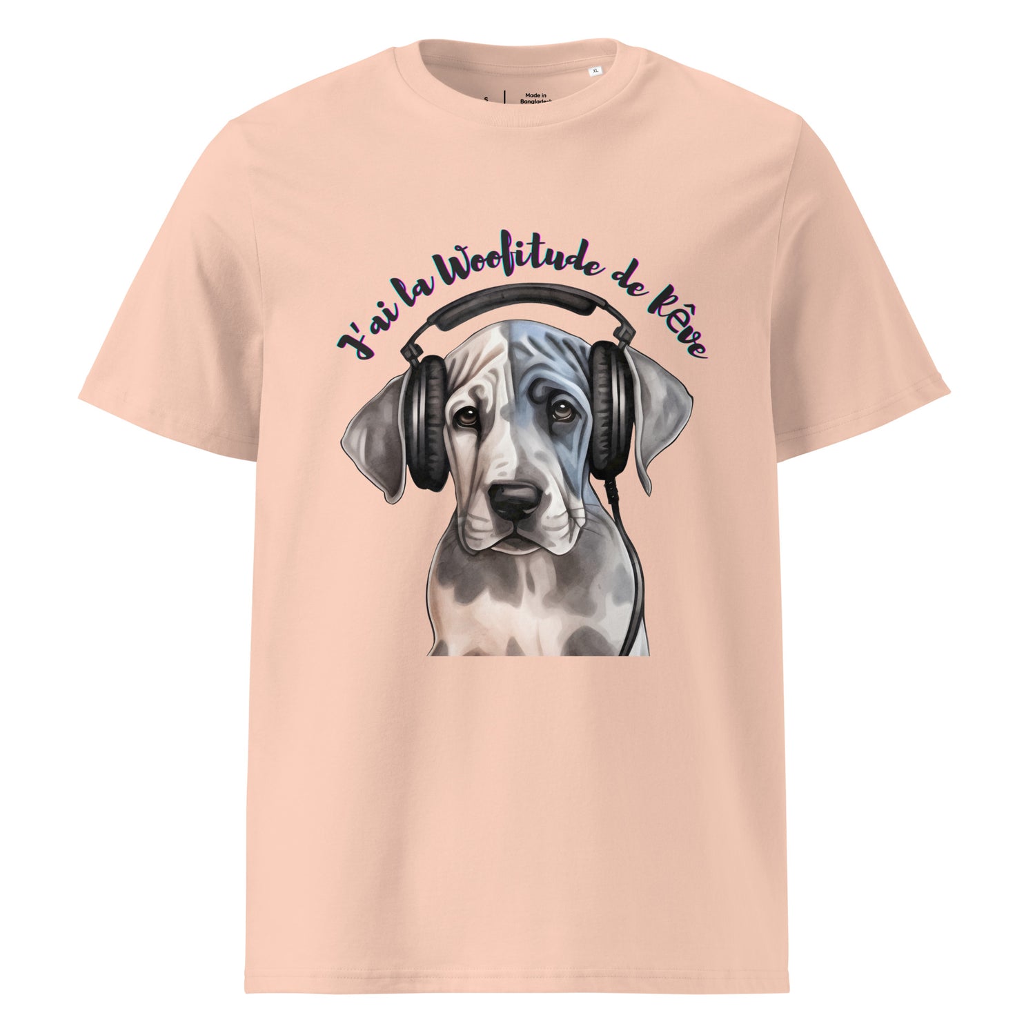 T-shirt de couleur pêche 100% coton bio col rond manche courte avec un chuiot Dogue allemand avec un casque sur les oreilles avec inscription "J'ai la Woofitude de rêve" 