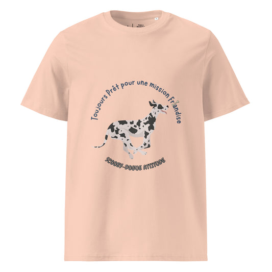 T-shirt 100% coton bio de couleur pêche col rond manche courte avec un dogue allemand qui court avec inscription "Toujours Prêt pour une mission Friandise- Scooby-dogue Attitude"