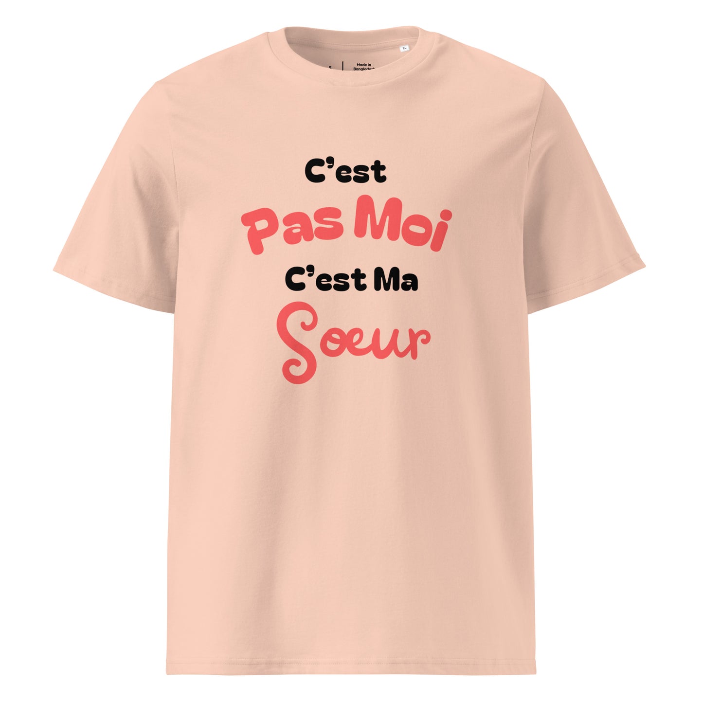 t-shirt pêche 100% coton bio manche courte col rond avec inscription "C'est pas moi c'est ma sœur" porté par un mannequin 