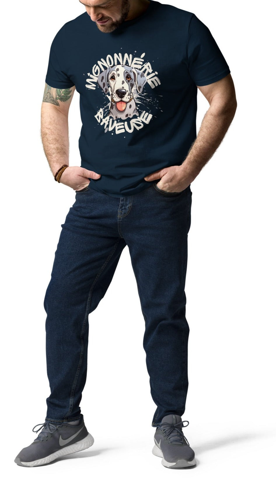 T-shirt de couleur bleu marineencolure ronde et manche courte en 100% coton bio avec un dessin de Dogue Allemand Arlequin Avec écrit "Mignonnerie Baveuse"