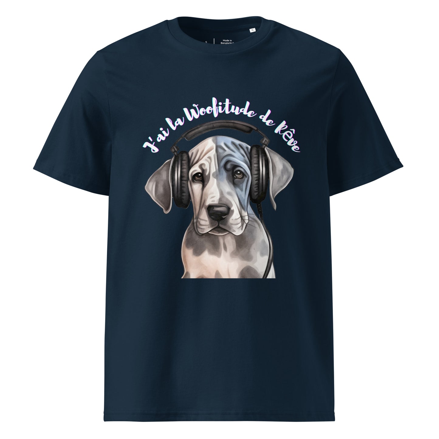 T-shirt de couleur bleu marine 100% coton bio col rond manche courte avec un chuiot Dogue allemand avec un casque sur les oreilles avec inscription "J'ai la Woofitude de rêve"