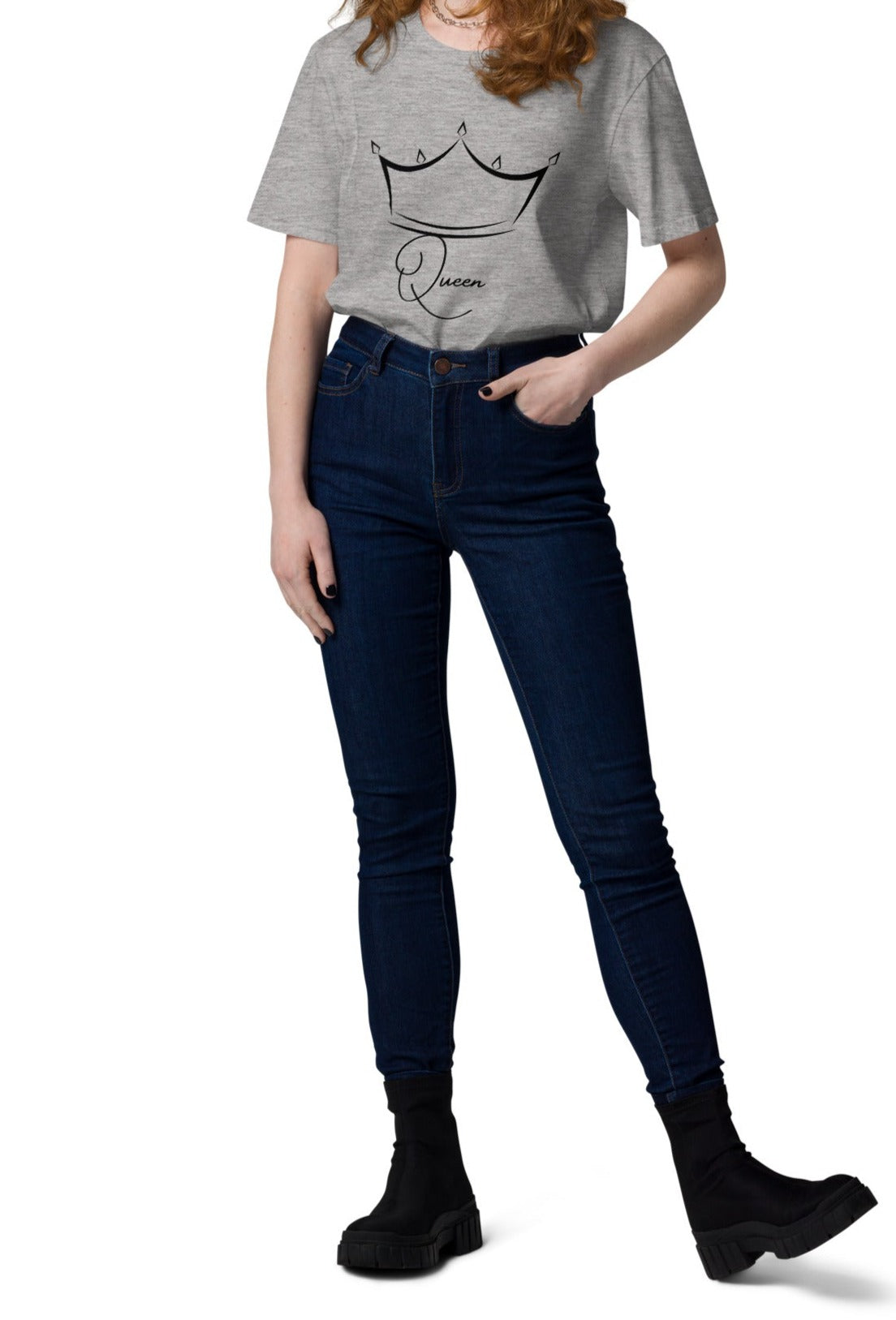 t-shirt gris clair clair encolure ronde manche courte 100% coton bio avec inscription Queen et le dessin d'une couronne porté par une mannequin taille s