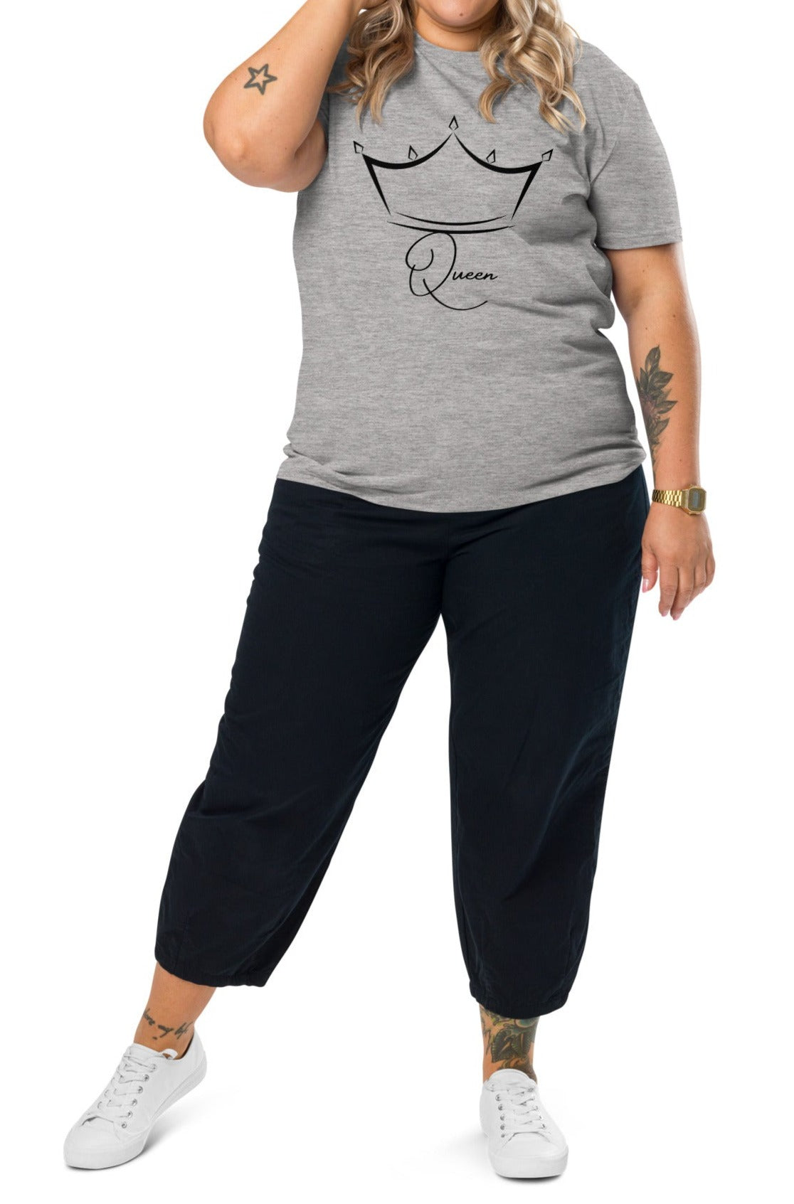 t-shirt gris clair clair encolure ronde manche courte 100% coton bio avec inscription Queen et le dessin d'une couronne porté par une mannequin taille xxl