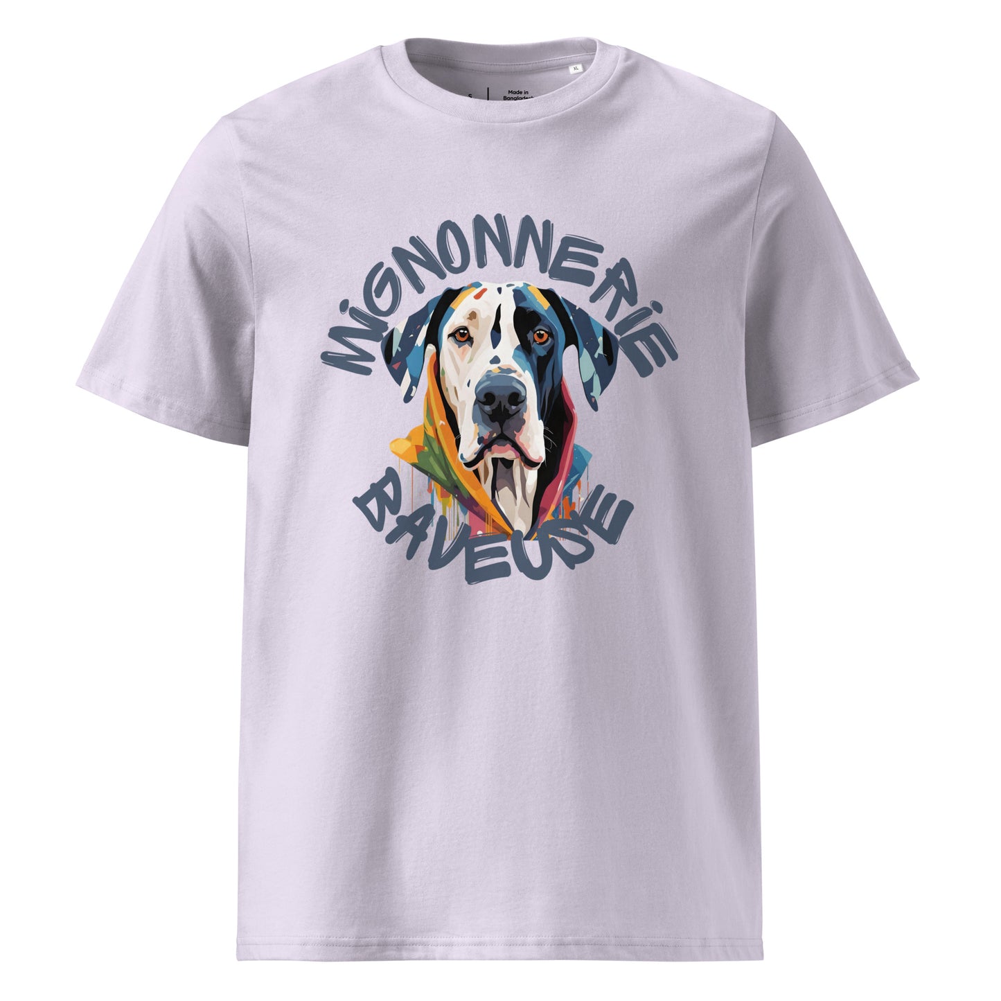 T-shirt couleur lavande col rond manche courte 100% coton avec écriture "Mignonnerie Baveuse" autour d'un dessin de dogue allemand arlequin ou boston