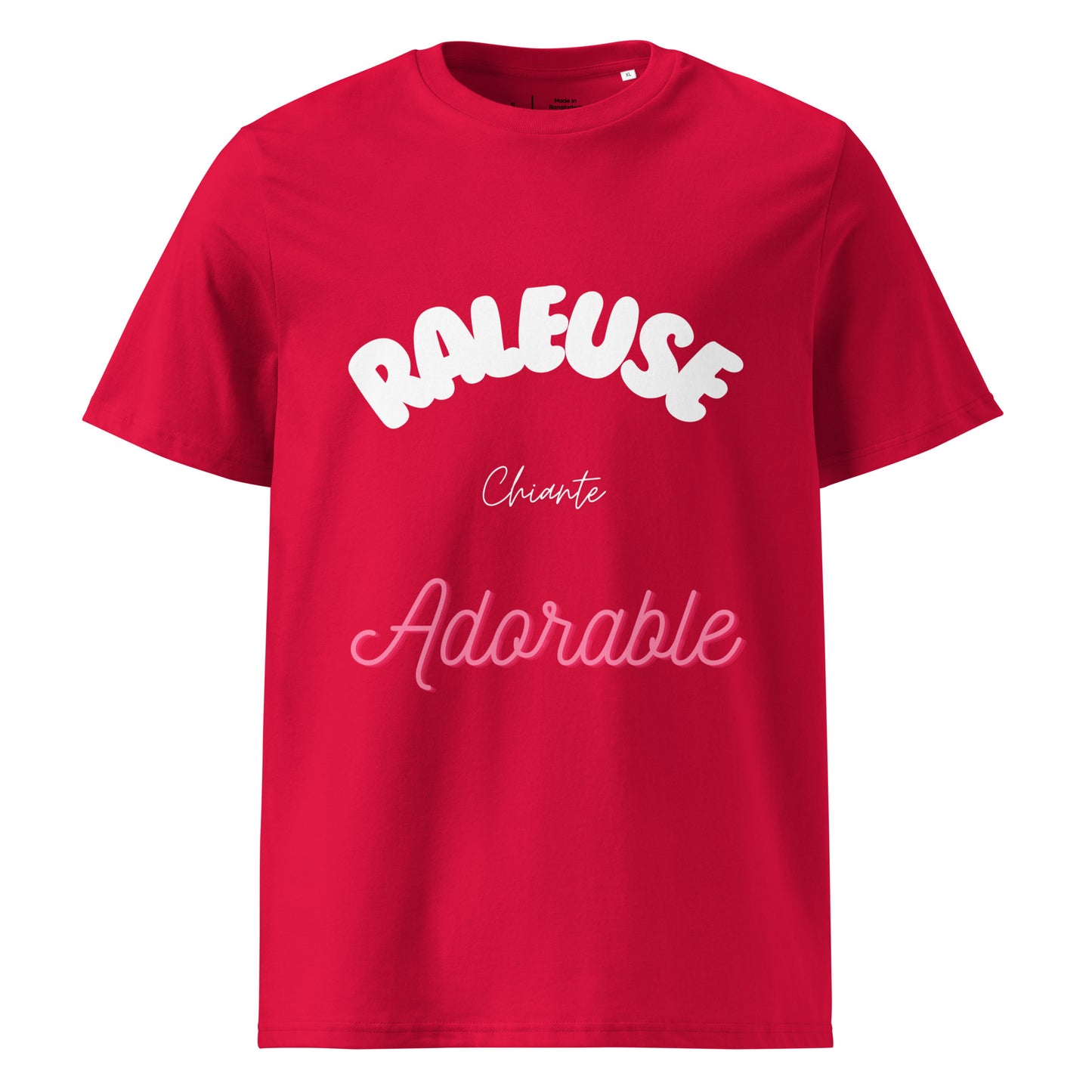 T-shirt de couleur rouge encolure ronde manche courte inscription "raleuse, chiante, adorable"