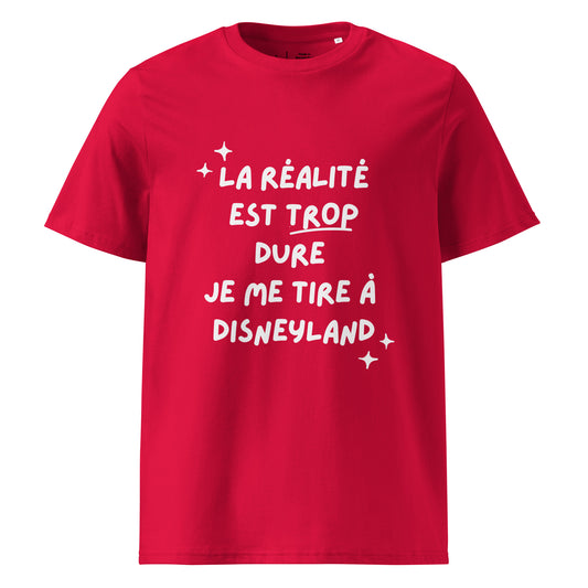 t-shirt rouge encolure ronde manche courte en 100% coton bio avec inscription La réalité est trop dure je me tire à disneyland