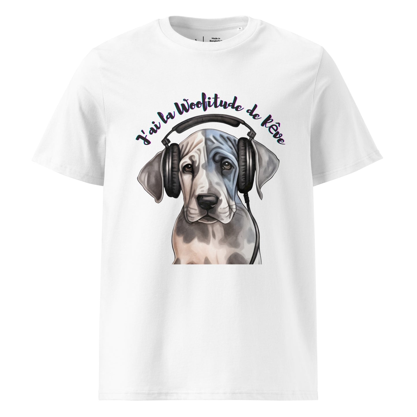 T-shirt de couleur blanc 100% coton bio col rond manche courte avec un chuiot Dogue allemand avec un casque sur les oreilles avec inscription "J'ai la Woofitude de rêve"