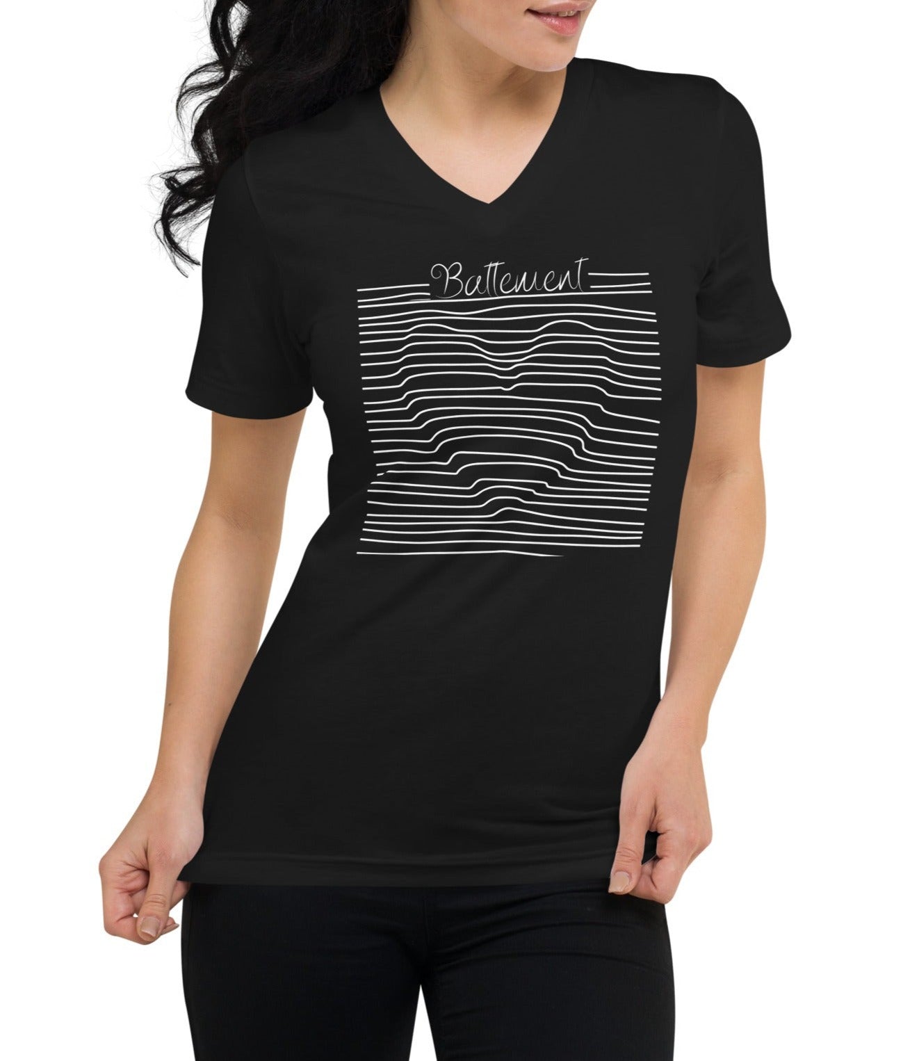 T-shirt noir encolure en v manche courte avec écrit battement et le dessin d'un coeur , il est porté sur un mannequin femme