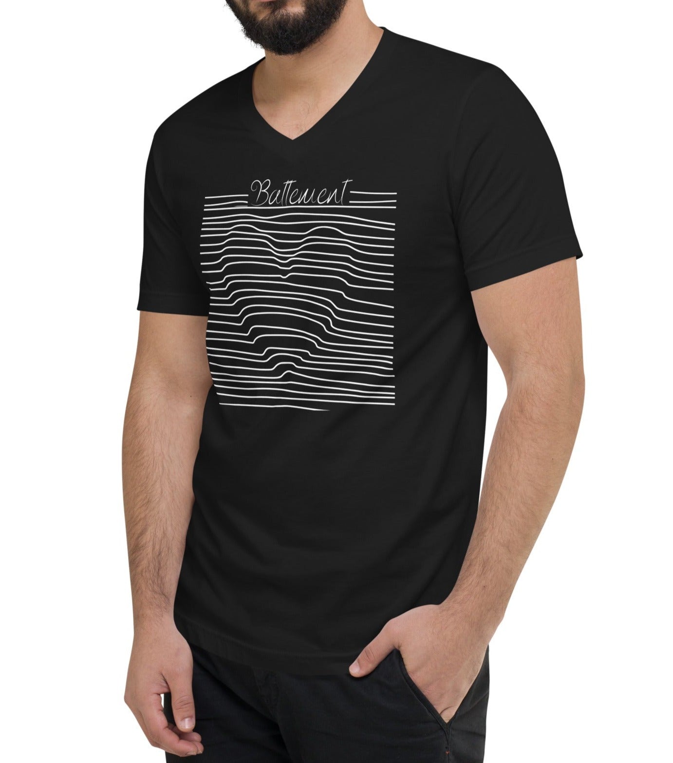 T-shirt noir encolure en v manche courte avec écrit battement et le dessin d'un coeur , il est porté sur un mannequin homme