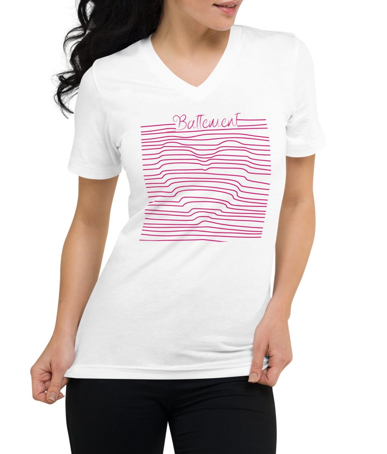 T-shirt blanc encolure en v manche courte  avec écrit battement et le dessin d'un coeur , il est porté sur un mannequin femme