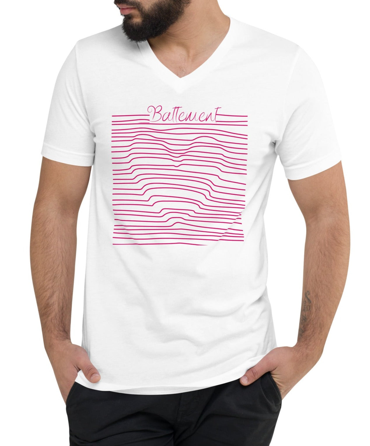 T-shirt blanc encolure en v manche courte avec écrit battement et le dessin d'un coeur , il est porté sur un mannequin homme