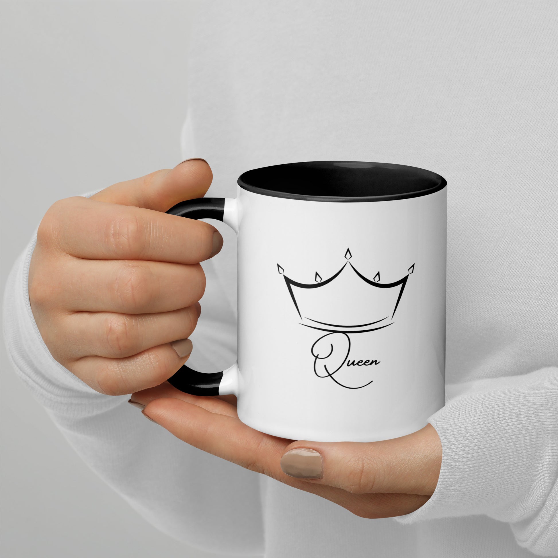 Tasse à café ou thé blanche avec intérieur, bord et poignée noir en céramique avec inscription "Queen" et une couronne stylé 11 oz
