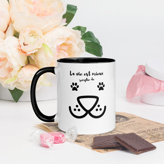 tasse blanche 11 oz avec anse, rebord et intérieur de couleur noir avec inscription "la vie est mieux remplie de woof" avec un museau de chien et des pattes de chiens