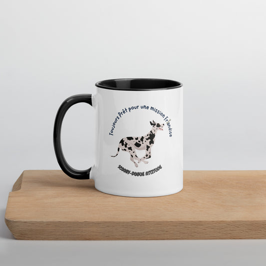 mug tasse en céramique de couleur blanche avec intérieur, rebord et anse de couleur noir avec un dogue allemand qui coure vers une friandise avec inscription ""Toujours Prêt pour une Mission Friandise, Scooby-Dogue Attitude" 11 oz