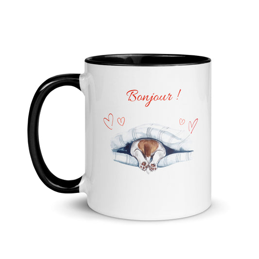 Tasse blanche avec anse, intérieur et rebord noir en céramique avec inscription "Bonjour" avec des cœurs et les pattes arrières d'un chien qui sortent de dessous sa couverture 11 oz