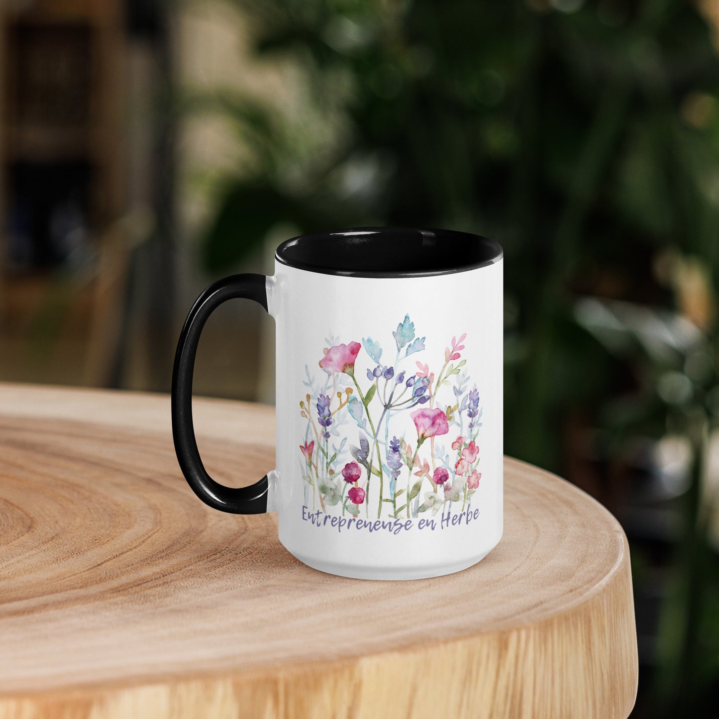 Tasse à café ou thé blanche intérieur, rebord, poignée de couleur noir avec inscription Entrepreneuse en herbe avec de jolies fleurs 15oz