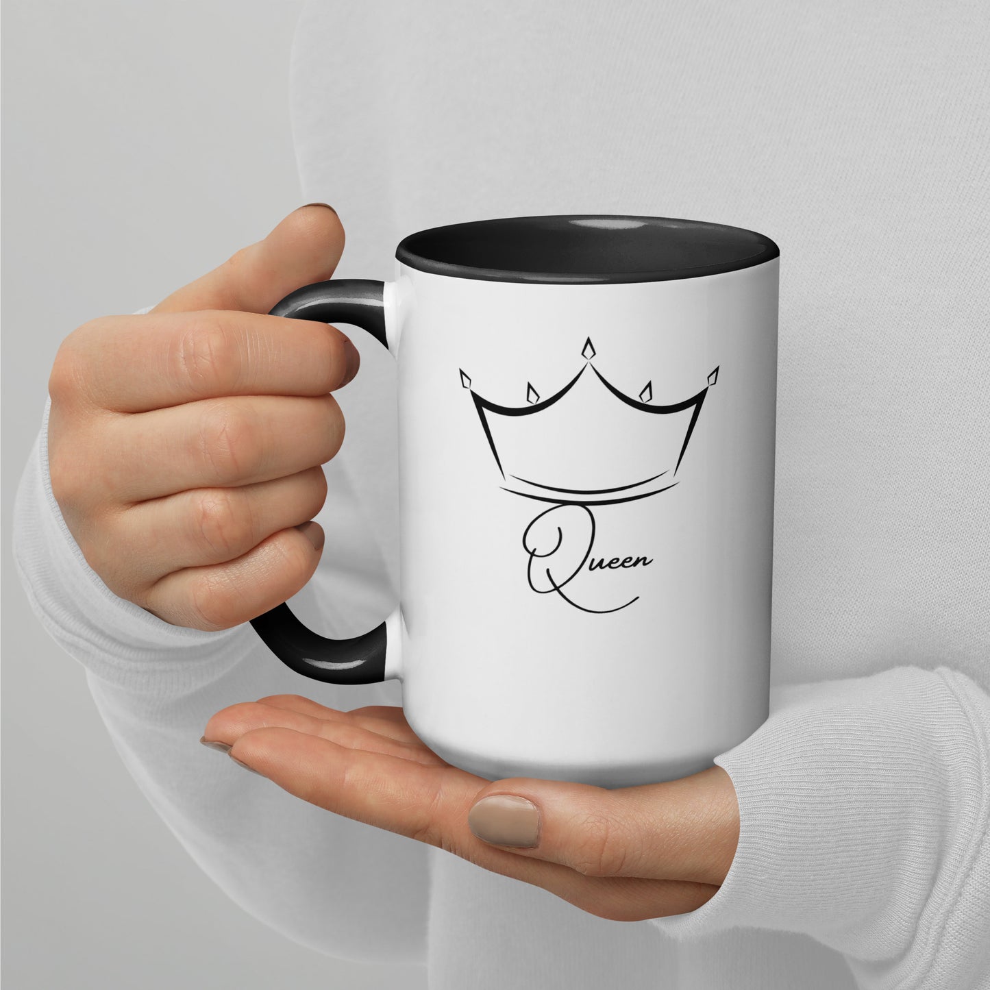 Tasse à café ou thé blanche avec intérieur, bord et poignée noir en céramique avec inscription "Queen" et une couronne stylé 15 oz